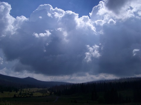 Gut zu beobachtende Wolkenthermik ber dem Lusen (1373m). Die Aufnahme erfolgte am 04.09.2004 unter instabilen Verhltnissen, da gerade ein gewittriger Trog im Dreilndereck nach sterreich abzog.  Unter jeder Wolke befindet sich die zugehrige Thermiksule, hier natrlich durch die Berghnge auch orographisch begnstigt. Es handelt sich hier um sog. TCU-Wolken, das bedeutet Towering Cumulus, eine Vorstufe zu CB, dem Cumulonimbus, der Gewitterwolke.